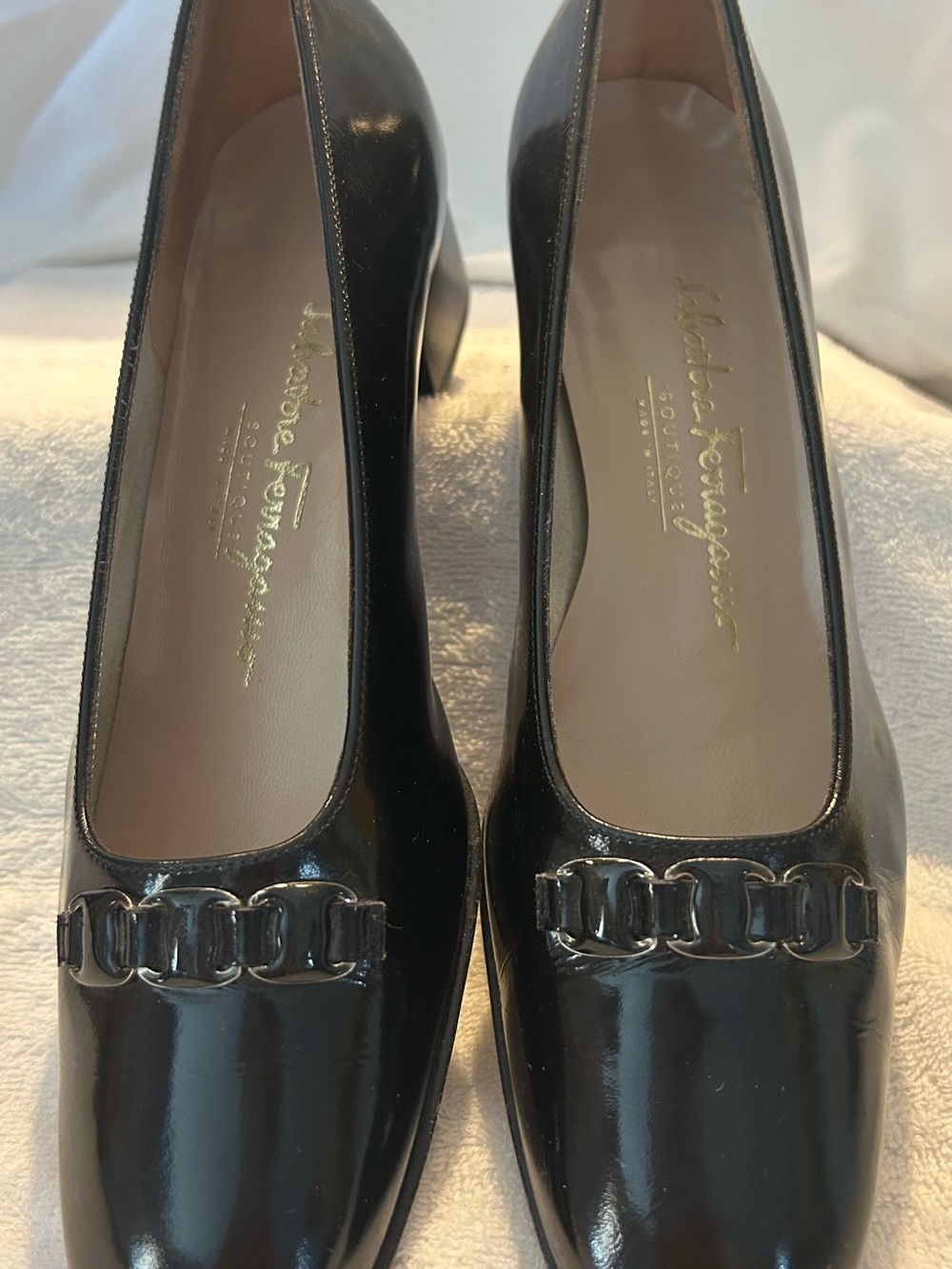 Vintage 1990s Salvatore Ferragamo Boutique Black Patent Gancini Chain Pumps 8 AA